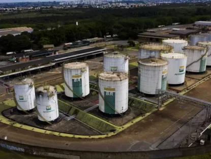 Tanques da Petrobras enfileirados.