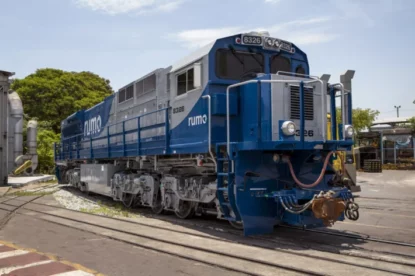 Imagem mostra locomotiva da Rumo.