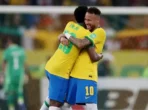 Neymar abraça atacante Vini Jr. em comemoração de gol na Seleção Brasileira.