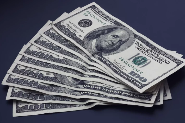 Dólar hoje: moeda recua à espera do discurso de Powell