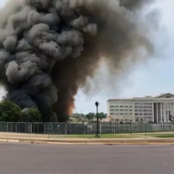 Foto de uma falsa explosão no Pentágono, EUA, possivelmente criada por inteligência artificial (Foto: Reprodução / Twitter)