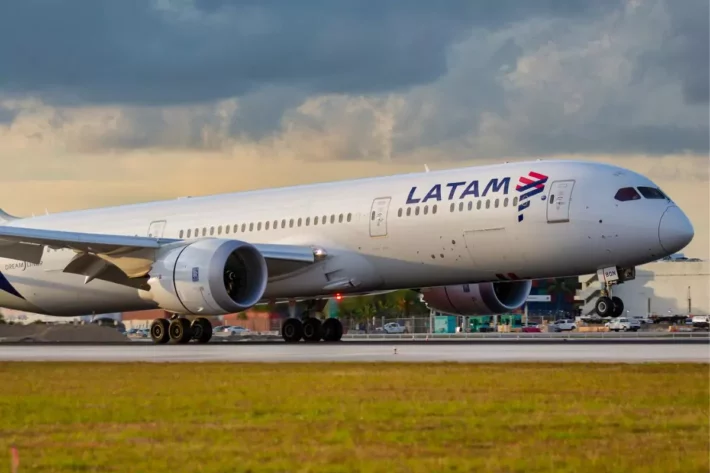 Latam (LTMAY) continua líder do mercado aéreo brasileiro: veja reação das ações com notícia