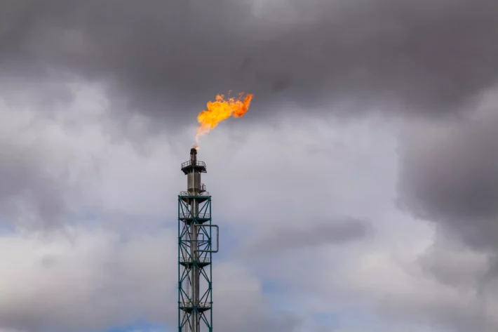 Petróleo fecha em alta, de olho nas refinarias russas e nos estoques dos EUA