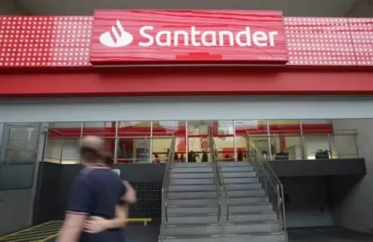 Imagem de fachada de agência do Santander.