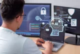 Imagem mostra usuário na frente do computador com artes que indicam uso de inteligência artificial.
