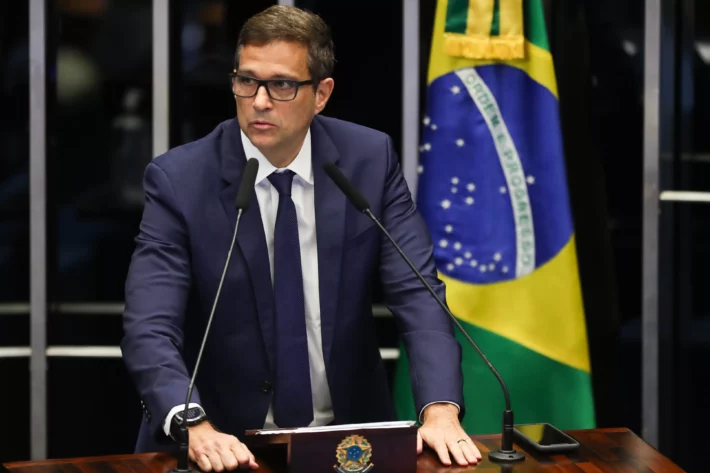 Mercado hoje: bolsas ficam atentas aos PMIs no Brasil e exterior; reforma ministerial e falas de Campos Neto ficam no radar