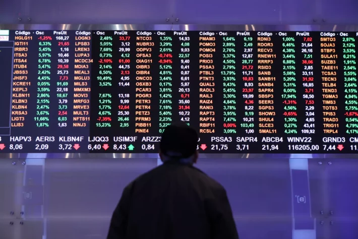 Mercado hoje: corte de juros na China repercute em semana de Cúpula dos Brics e votação do arcabouço fiscal