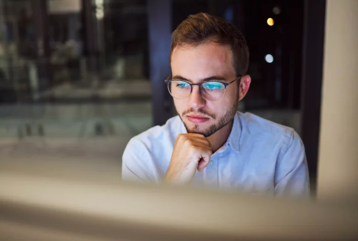 homem de negocios empurrando bitcoin morro acima evita preço a partir de  caindo. homem empregado salvando criptomoeda a partir de crise ou  flutuação. comércio e investimento. vetor ilustração. 27481905 Vetor no  Vecteezy