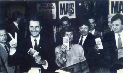 Foto antiga em preto e branco mostra o ex-presidente ao lado de ministros