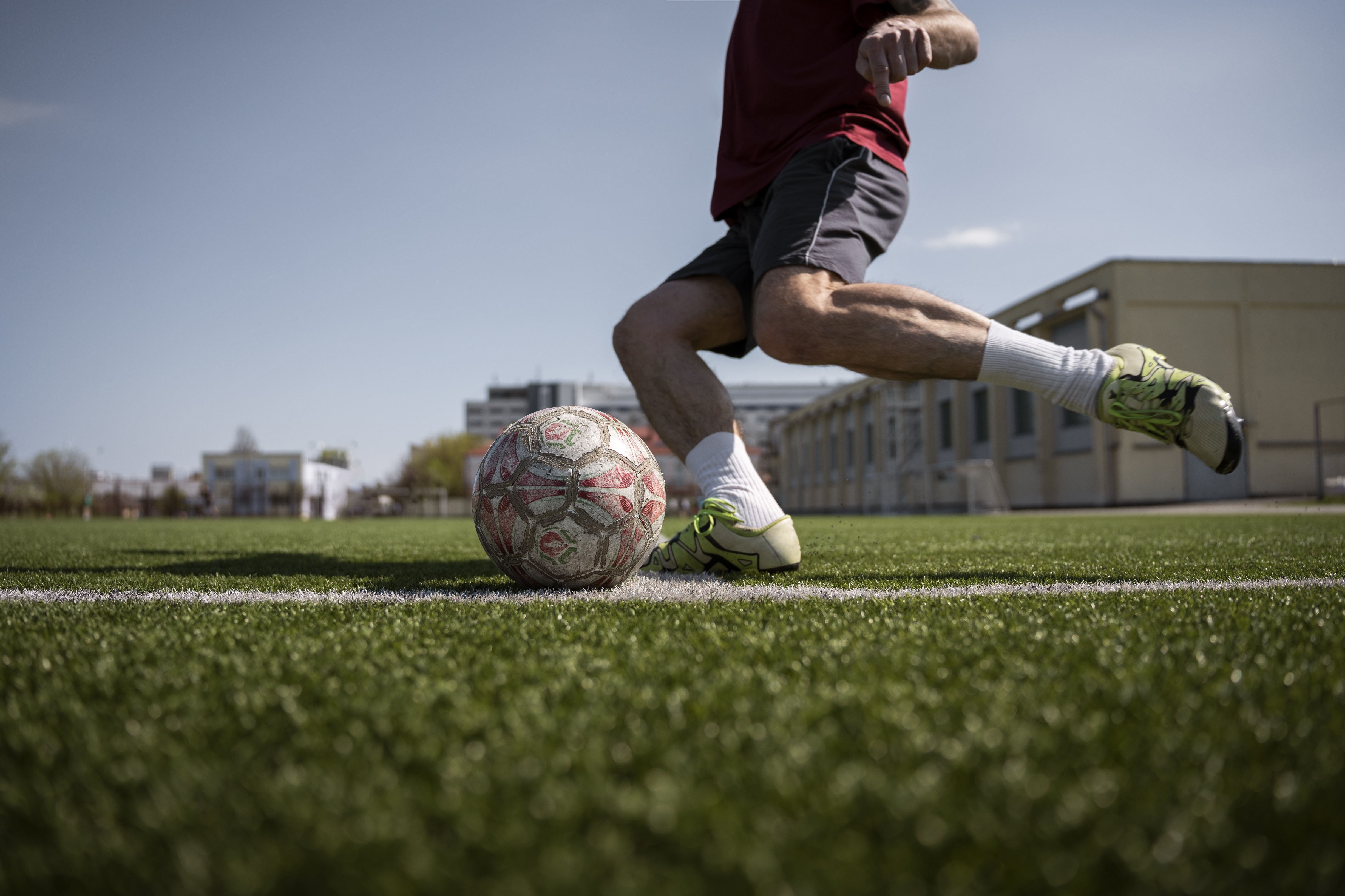 Foto De Homens Jogando Futebol Durante O Dia · Foto profissional gratuita