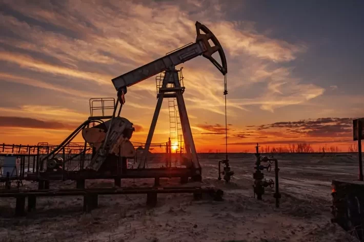 Petróleo fecha em alta, com riscos à oferta por tensões no Oriente Médio