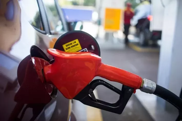 Preço médio da gasolina tem queda pela quarta semana seguida