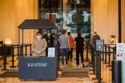 Pessoas transitam pela entrada do shopping Iguatemi, em São Paulo