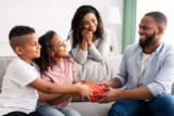 Dia dos Pais: confira 3 dicas de como ensinar sobre finanças seus filhos. (Foto: Envato Elements)