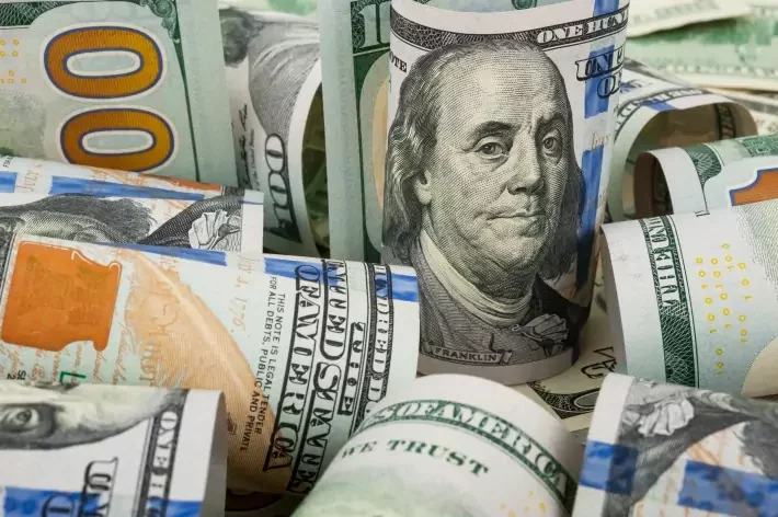 Banco lança investimento de renda fixa em dólar com resgate diário