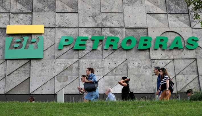 After a tweet from the head of Petrobras (PETR3; PETR4), the shares closed lower