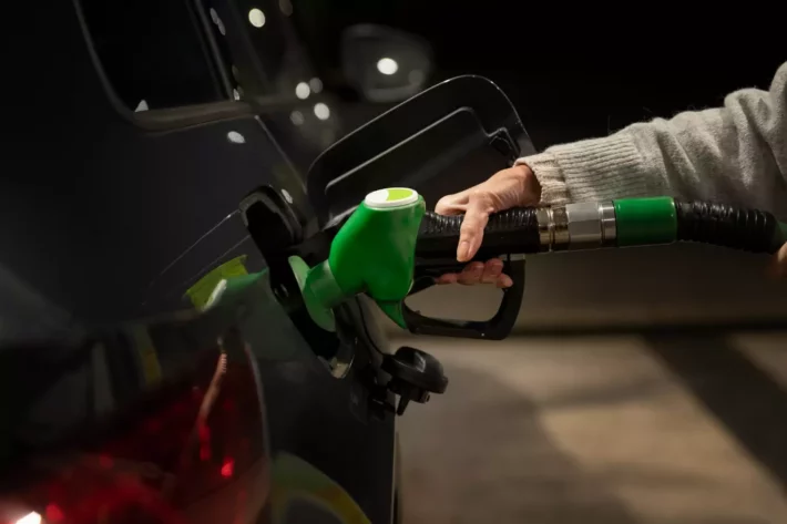 O vai e vem dos combustíveis no bolso do consumidor em 2023