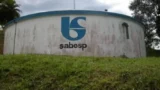 Um tanque d'água com a logo da Sabesp