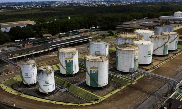 Como o reajuste de combustíveis impacta as ações da Petrobras (PETR4)