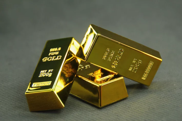 Ouro fecha em queda, mas acumula ganhos de 13% em 2023