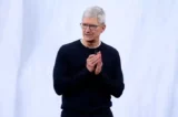 Executivo da Apple vestido todo de preto palestra em evento.