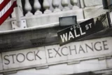 Michael Burry, que previu a crise de 2008, investe US$1,6 bilhão contra Wall Street. (Foto: Mark Lennihan/AP)