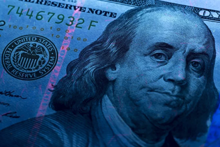 Dólar hoje: moeda reage a dados da indústria e da inflação no País