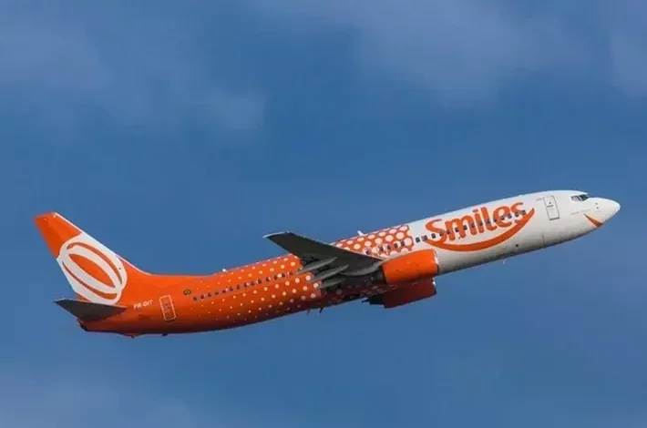 Imagem mostra avião em processo de decolagem no céu.