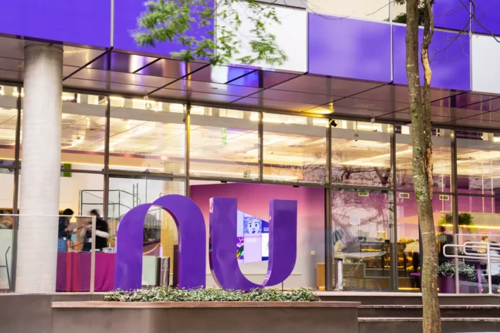 Nubank transforma Ultravioleta em marca para alta renda e lança campanha