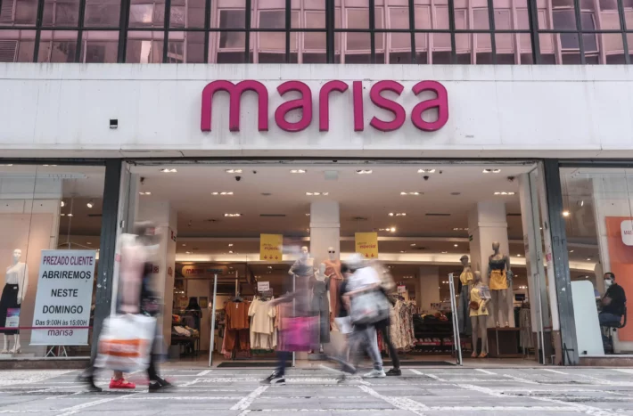 Ações da Marisa (AMAR3) caem após anúncio sobre nova parceria