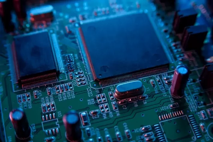 Imagem mostra detalhes de chips e pequenos componentes de uma placa de computador.