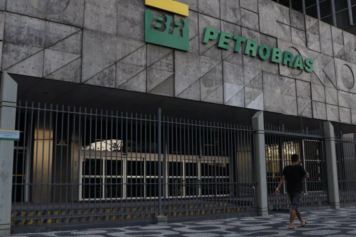 Petrobras (PETR3;PETR4): com possíveis riscos políticos, vale a pena ter a ação?