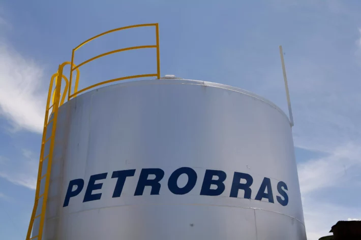 Em dia de pagamento aos acionistas, ações da Petrobras (PETR4) operam em alta