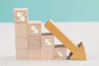 peças formam degraus em direção ao chão. Flecha aponta para baixo