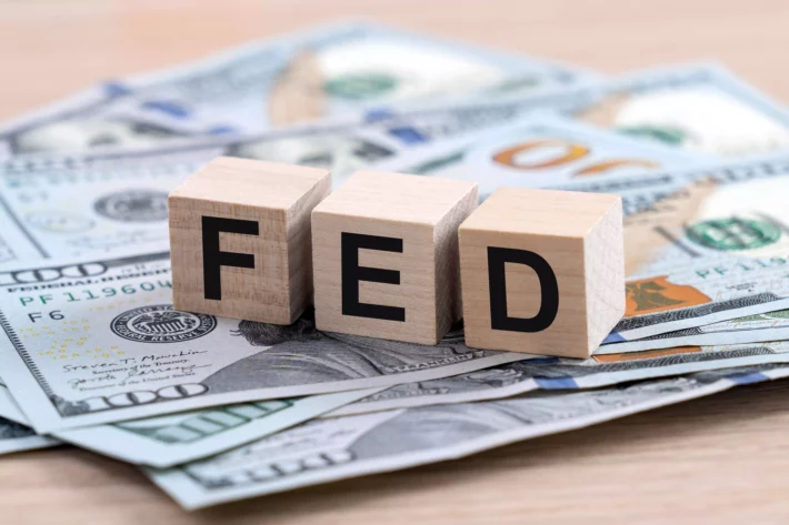 FED mantém juros: como a decisão impacta os investidores brasileiros
