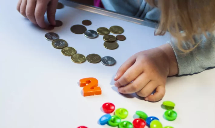Dia das Crianças: veja como os jogos ajudam na educação financeira dos filhos