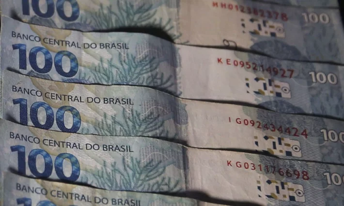 Quase metade dos brasileiros deve usar o 13º salário para pagar dívidas