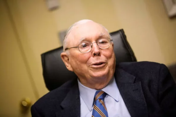 Warren Buffett lamenta morte de Charlie Munger; confira o depoimento