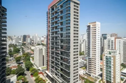 Imagem de empreendimento imobiliário sob céu azul.