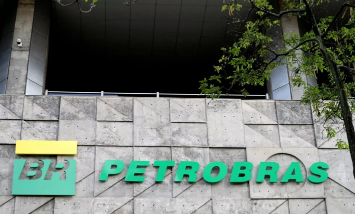 Ação da Petrobras (PETR3) cai à espera de reunião entre Lula e Prates