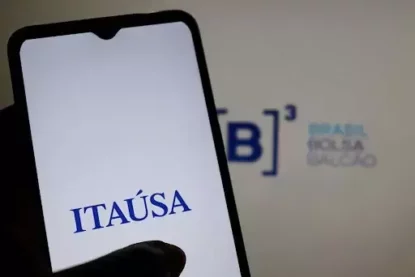 Imagem mostra celular com a logo da Itaúsa na tela.