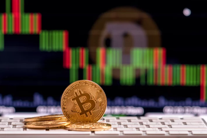 Bitcoin segue perto dos US$ 73 mil após recorde de captação em fundos de cripto
