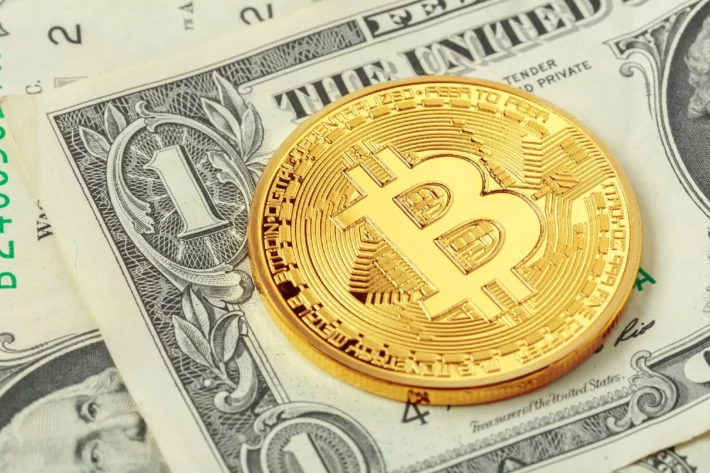 Bitcoin recua mais de 3% com investidores à espera da reunião do FED