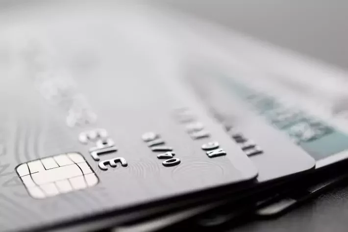 Milhas ou zero anuidade? Veja os melhores cartões de crédito para 2024