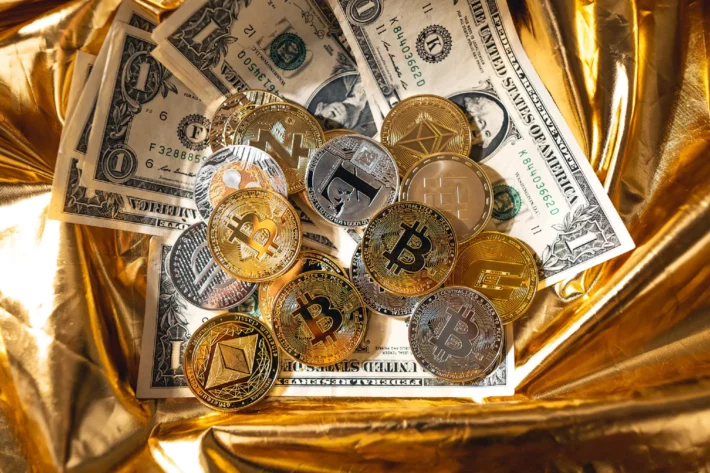 Criptomoedas recuam, mas bitcoin se mantém no nível dos US$ 65 mil