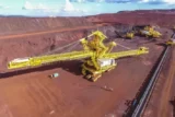 Imagem mostra máquina em operação em atividade de mineração.