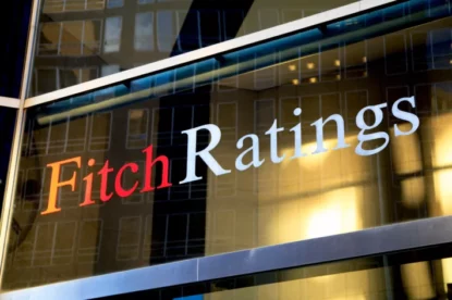 Imagem da logo da Fitch estampada em vidro.