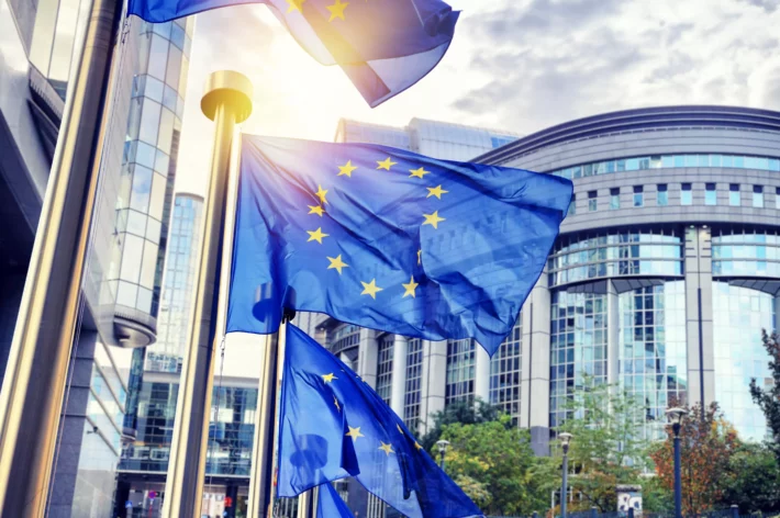 Bolsas da Europa fecham em alta após divulgação de CPIs e balanços