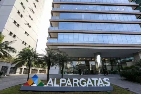 Alpargatas (ALPA4) anuncia prejuízo bilionário no 4º tri; veja como estão ações