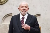Imagem mostra o presidente Lula em pose.